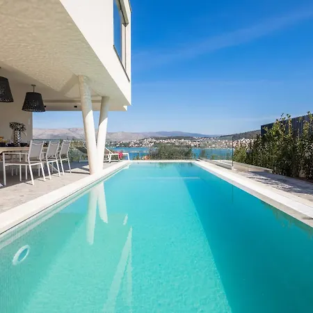 Luxury Glass With Pool * تروغير