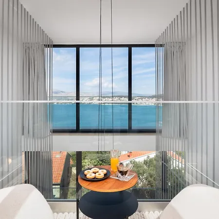 Luxury Glass With Pool فيلة تروغير