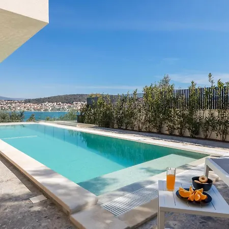 Luxury Glass With Pool تروغير