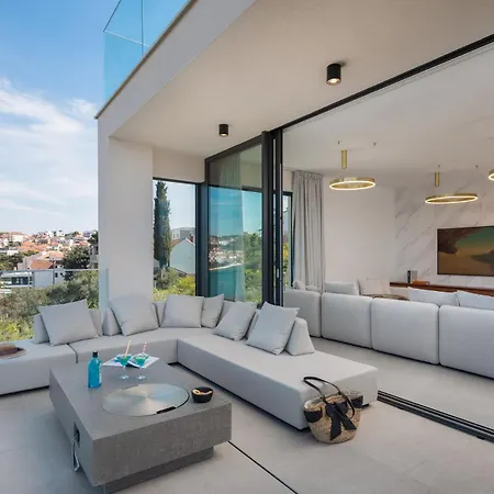 Luxury Glass With Pool تروغير