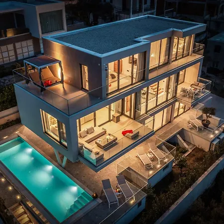 Luxury Glass With Pool فيلة