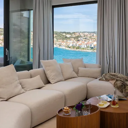 Luxury Glass With Pool Willa