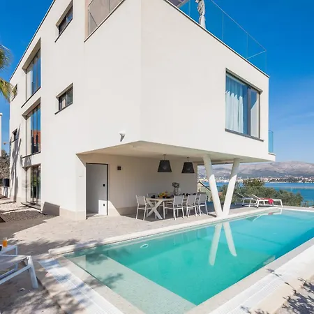 Luxury Glass With Pool فيلة *