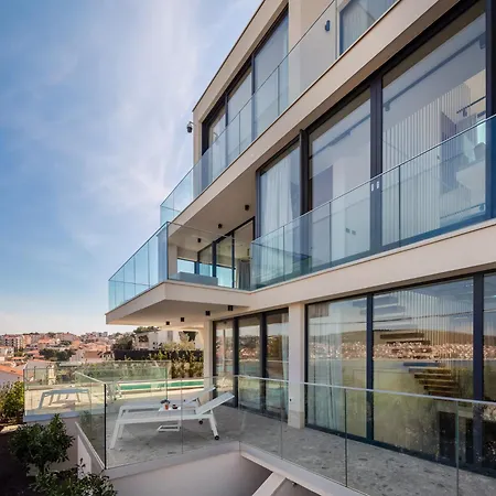 Luxury Glass With Pool تروغير