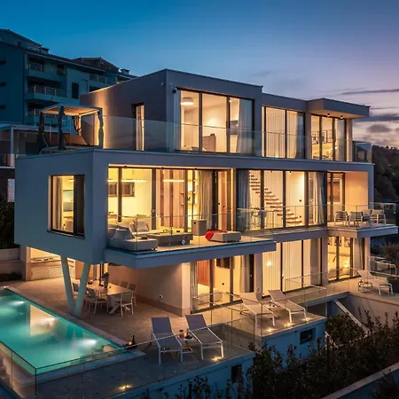 Luxury Glass With Pool Villa