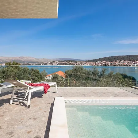 Willa Luxury Glass With Pool *