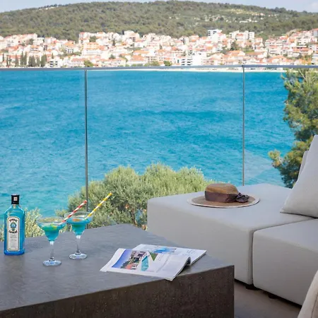 Luxury Glass With Pool فيلة