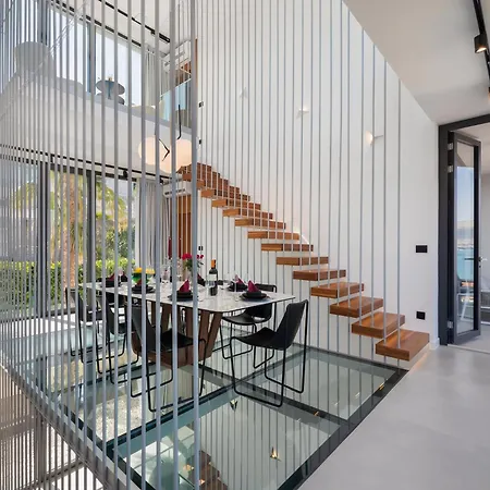 Luxury Glass With Pool فيلة