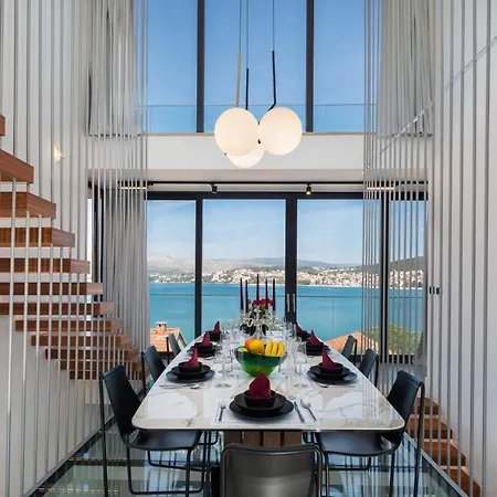 Willa Luxury Glass With Pool *