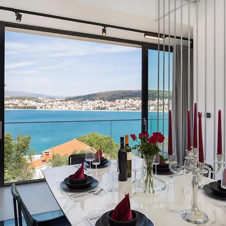 Luxury Glass With Pool فيلة تروغير