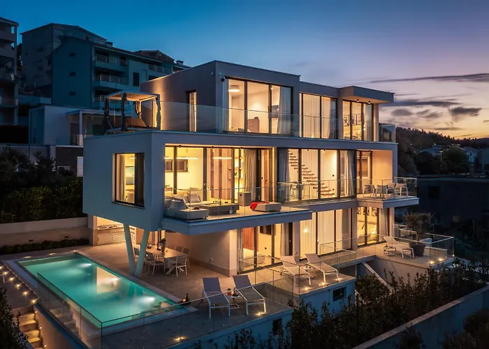 Luxury Glass With Pool Villa