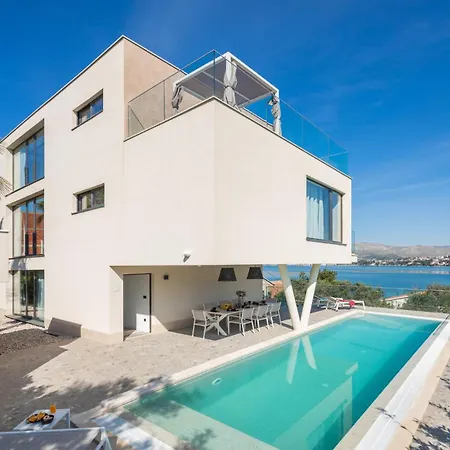 Luxury Glass With Pool Вілла
