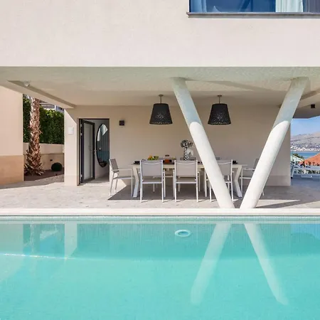 Luxury Glass With Pool Трогір