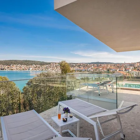 Luxury Glass With Pool Трогір