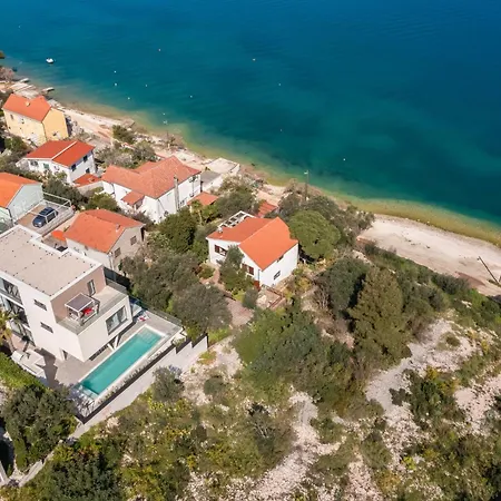 Luxury Glass With Pool Трогір